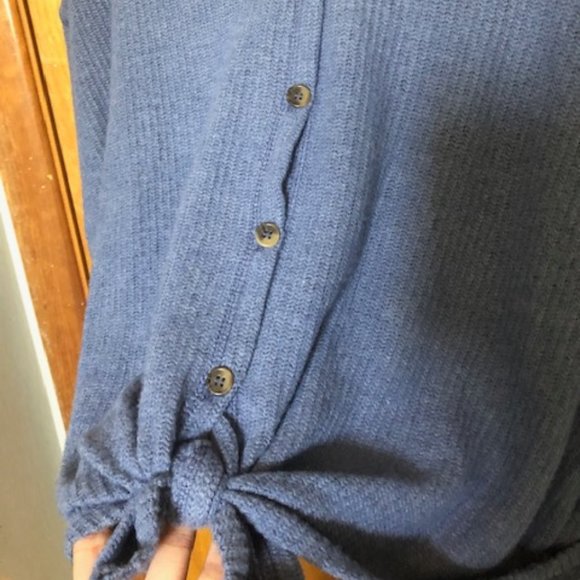 Bundle 3/$15 - AE Long Sleeve - Picture 3 of 3